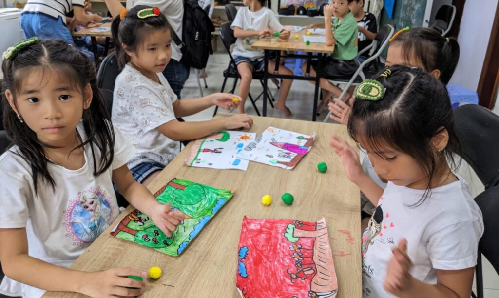 Accompagnement des enfants vulnérables.
 Notre ONG soutient les enfants orphelins ou en situation de rue en leur offrant un cadre stable, un suivi scolaire et médical. L’objectif : leur donner les outils pour construire un avenir serein et autonome.
