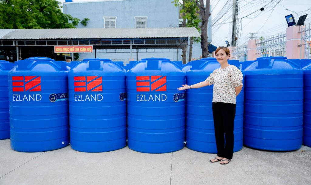 Accès à l’eau potable : un enjeu vital
La salinisation et la pollution menacent l’accès à l’eau potable dans le delta. Grâce à des filtres et des citernes, nous aidons les communautés à disposer d’une eau saine, réduisant les risques de maladies et améliorant les conditions de vie des enfants et de leurs familles.